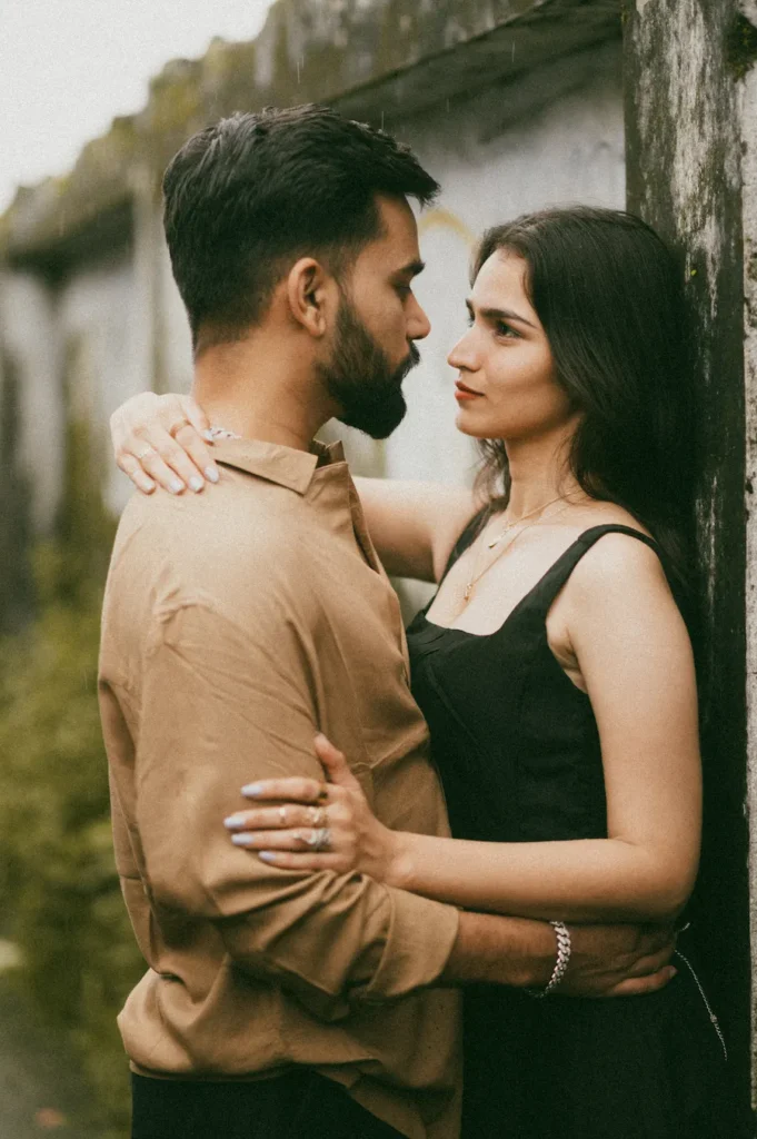 Intimate couple portrait captured in a natural outdoor setting with soft light and genuine emotions.