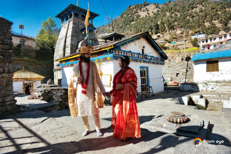 wide-shot-of-couple-at-triyuginarayan-temple